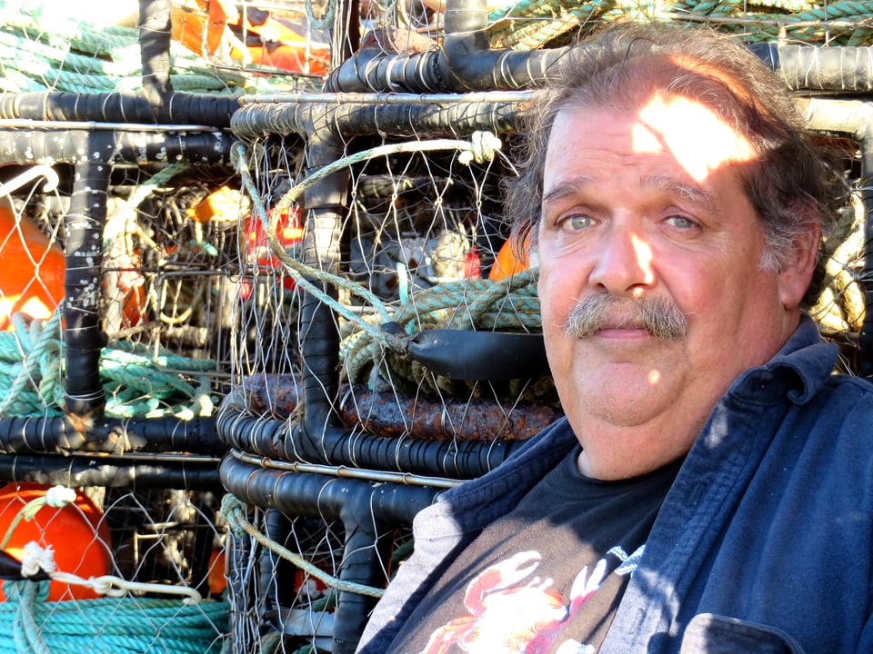 Larry Collins, Präsident der Fischereikooperative in San Francisco, vor einem Gestell mit Fischerei-Utensilien.
