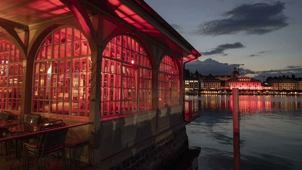 Eine Bar und das Hotel «Schweizerhof» im Hafen von Luzern.