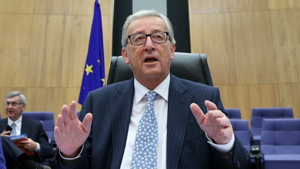 Juncker in Grossaufnahme, die Hände erhoben.
