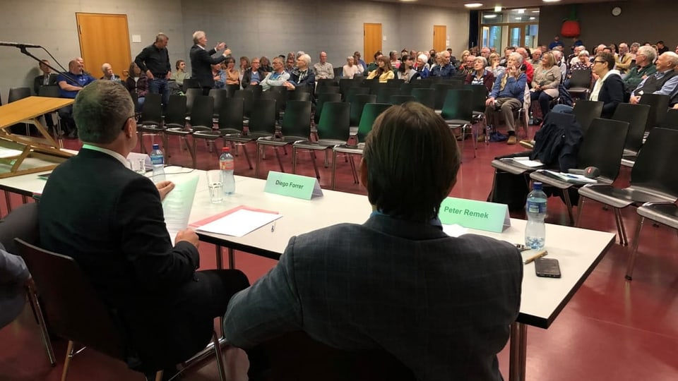 Saal beim Informationsabend in Uznach über das neue Asylzentrum.