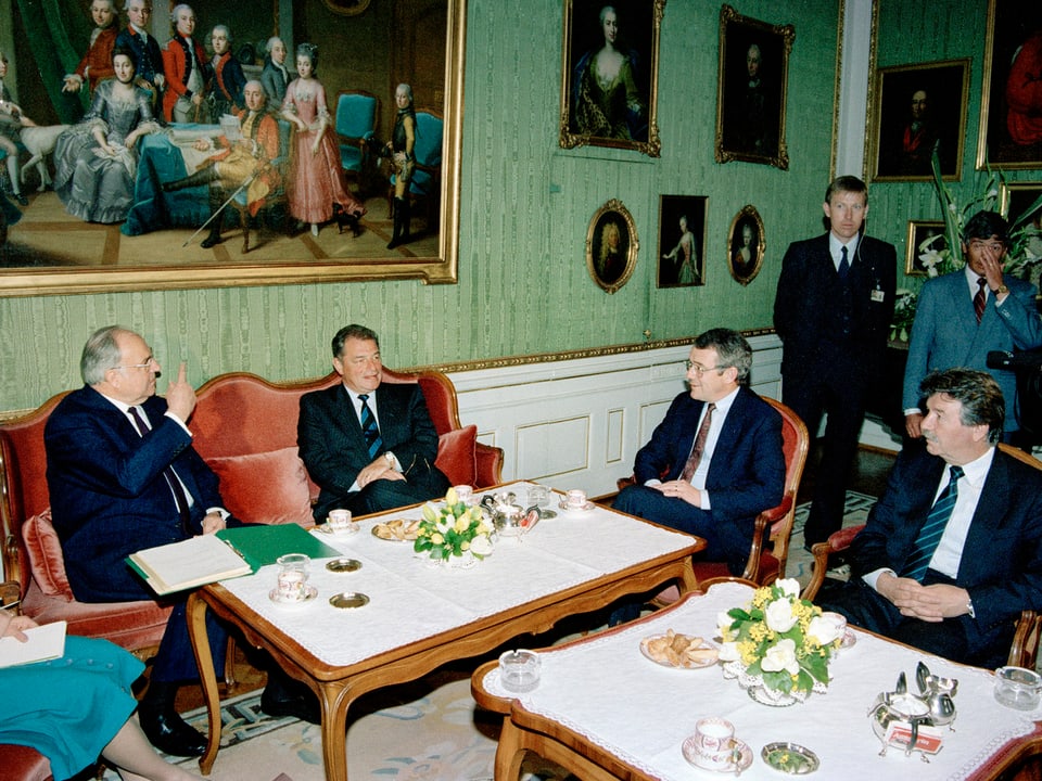 Helmut Kohl und Arnold Koller sitzen mit zwei weiteren Personen an einem Tisch