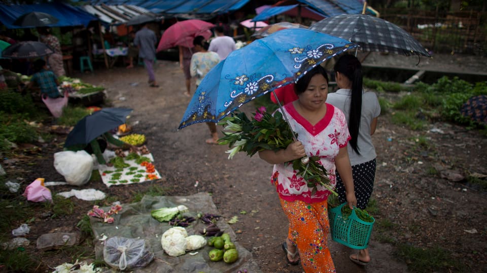 EIne Frau mit Schirm in Burma.