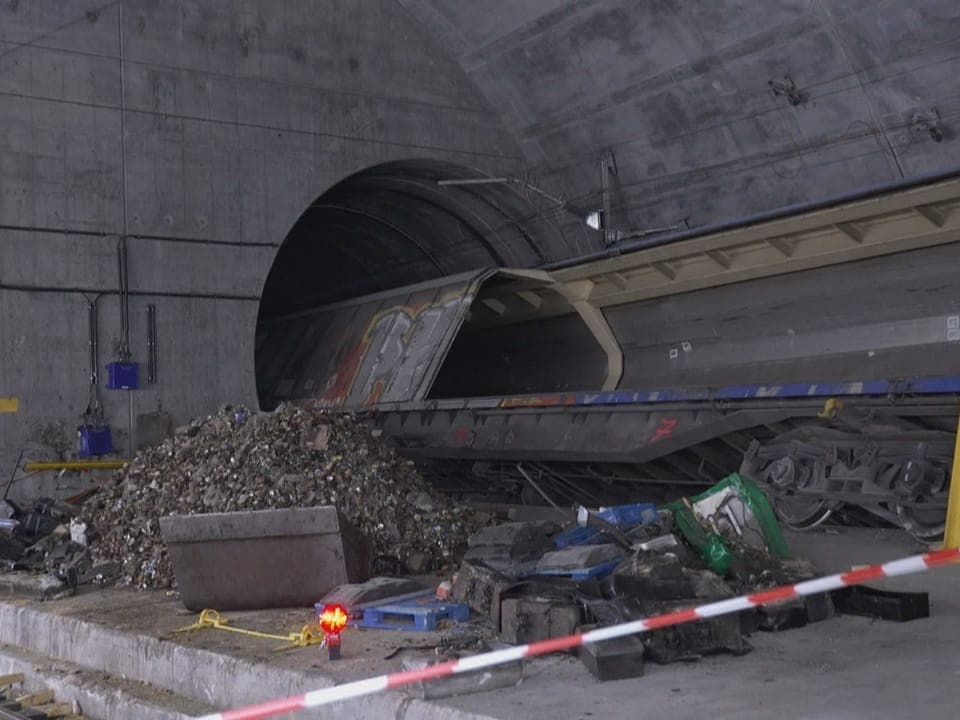 Entgleister Zug vor Einfahrt Tunnelröhre