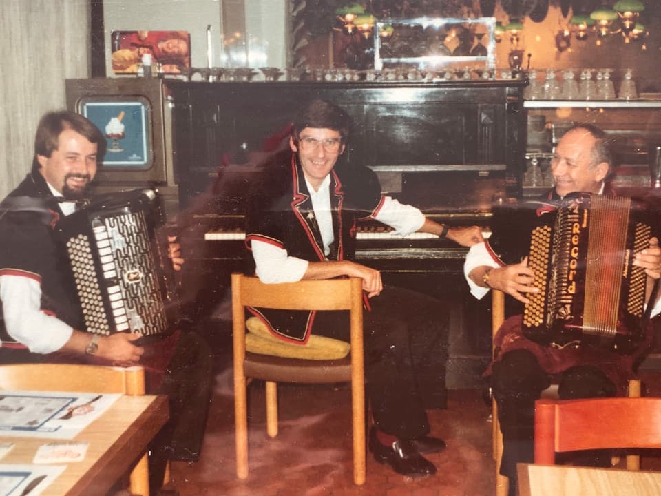 Drei Männer in der schwarzen Tracht mit ihren Instrumenten.