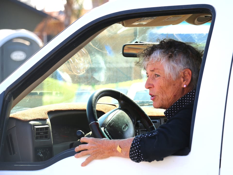 Freiwilligen-Arbeiterin Donna Johnson in ihrem Pick-Up im kalifornischen East Porterville.