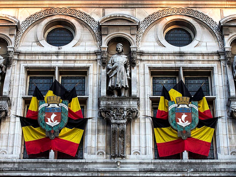 Belgischen Beflaggung am Elysee-Palast in Paris