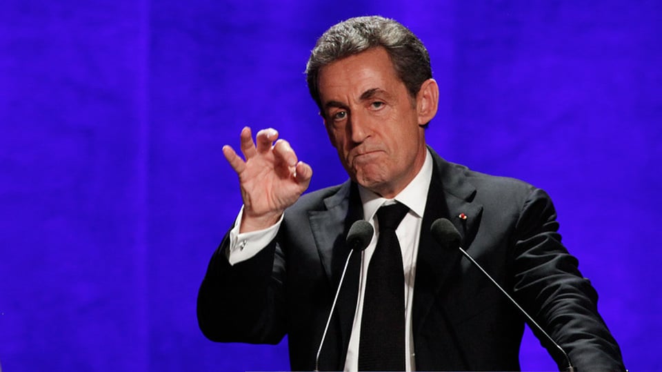 Sarkozy an einem Rednerpult.