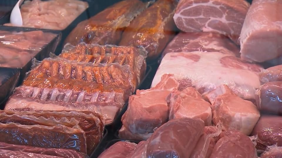 Fleisch liegt in der Auslage einer Metzgerei