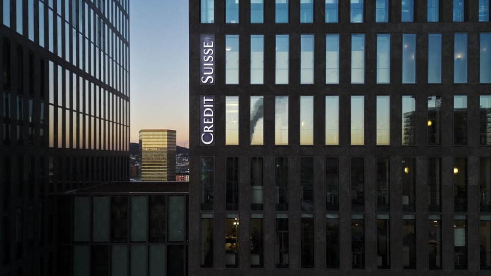 Das Logo der Schweizer Bank Credit Suisse an einem Gebaeude der Bank in Zuerich Oerlikon, aufgenommen mit einer Drohne.