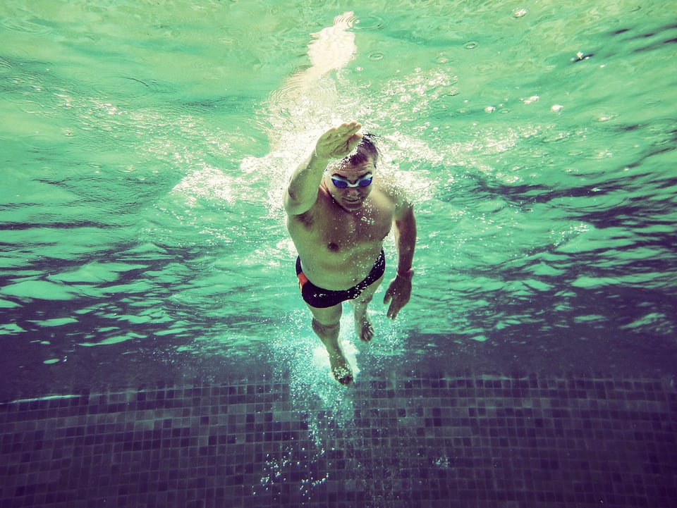 Der Schriftsteller Ilja Trojanow beim Schwimmen.