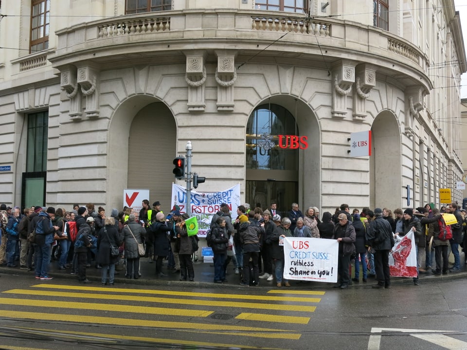 Haupteingang der UBS, samt vielen Demonstrierenden.