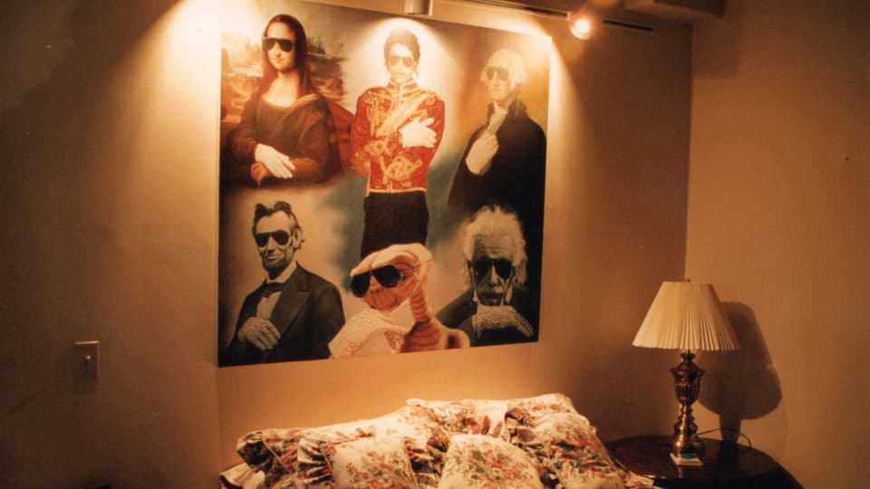 Ein Schlafzimmer. Am Kopfende Poster. Mit Michael Jackson leutendes Idol.