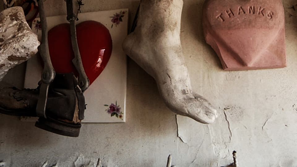 Materialen des Instrumentenbaus: Eine Prothese, eine Fuss einer Statue, ein Tonherz.