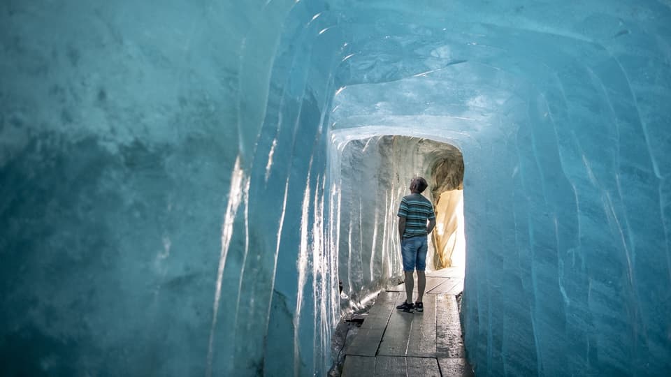Der Eistunnel der Grotte. 
