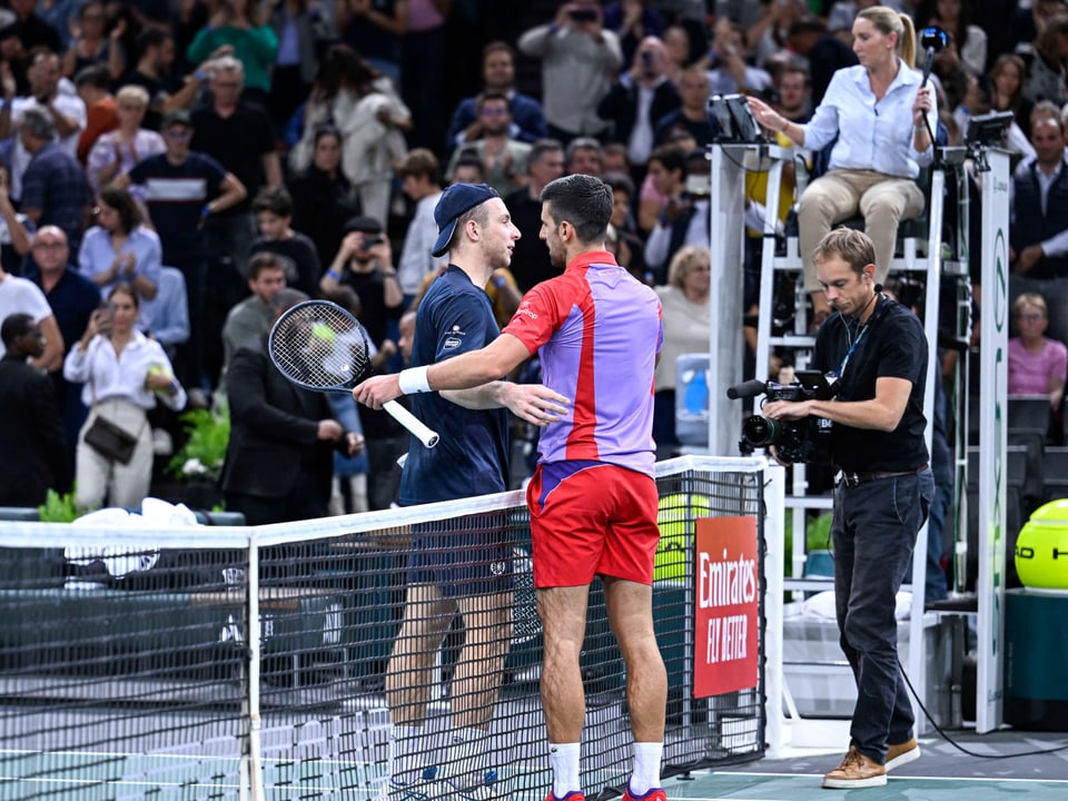 Tallon Griekspoor muss Novak Djokovic im Achtelfinal von Paris-Bercy zum Sieg gratulieren.