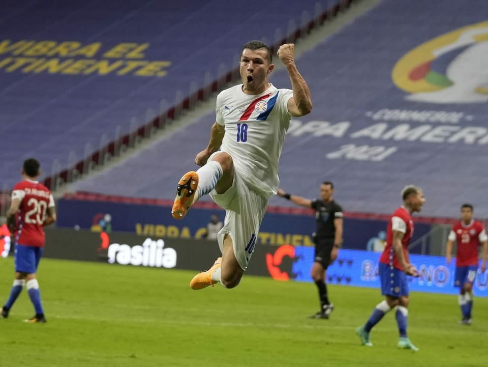 Paraguays Braian Samudio freut sich über seinen Treffer zum 1:0 gegen Chile.