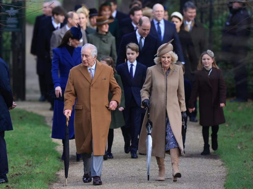 König Charles und Königin Camilla auf einem Spaziergang durch den Wald mit der ganzen Königsfamilie.