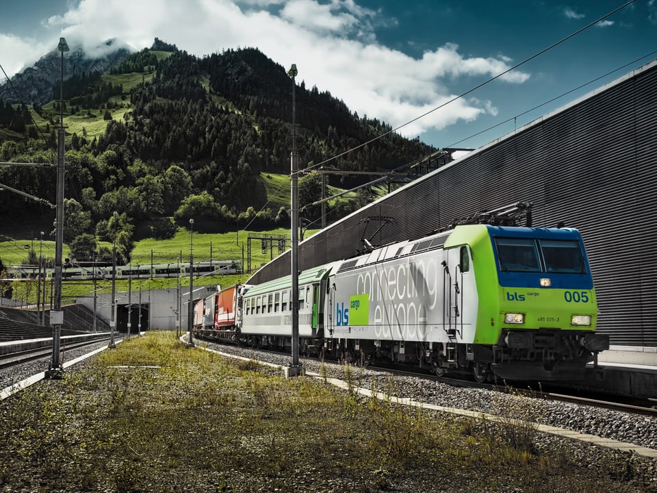 Nordportal Lötschberg-Basistunnel mit Zug.