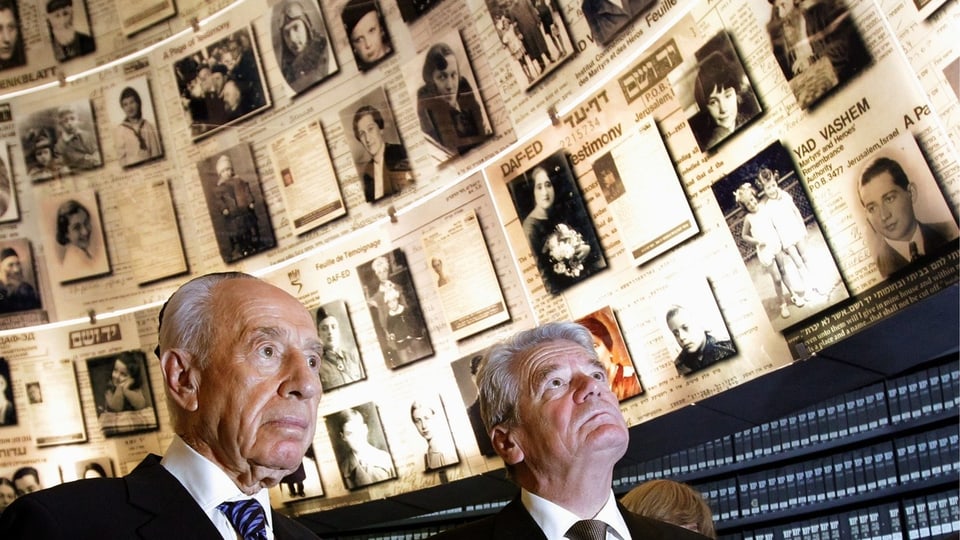 Gauck (rechts, neben Shimon Peres) 2012 in der Holocaust-Gedenkstätte Yad Vashem in Jerusalem.