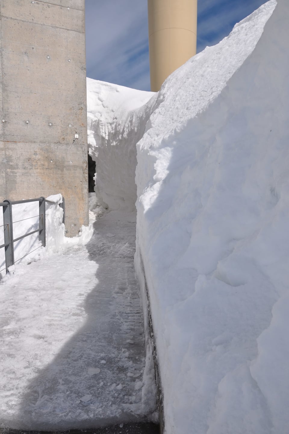 Weg zwischen Mauern von Schnee