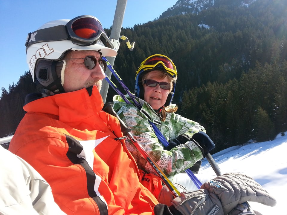 Walter und Rosmarie Loosli auf dem Skilift.