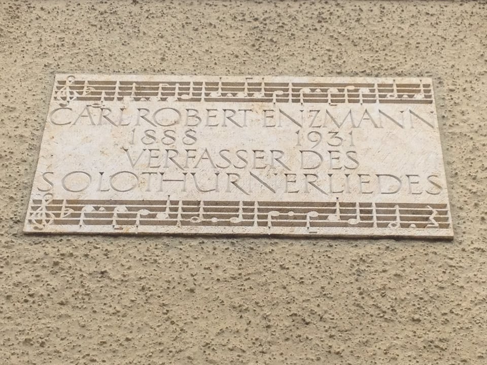 In Stein gemeisselte Inschrift: Carl Robert Enzmann, Verfasser des Solothurnerliedes