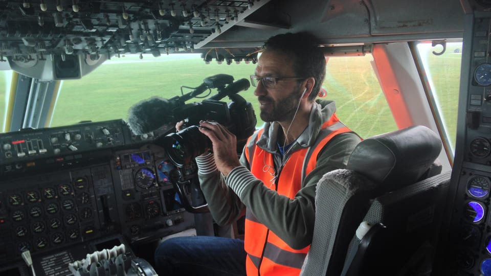Reporter Matthias Rusch während den Dreharbeiten im Jumbo-Cockpit auf dem ehemaligen Militärflugplatz Kemble in England.
