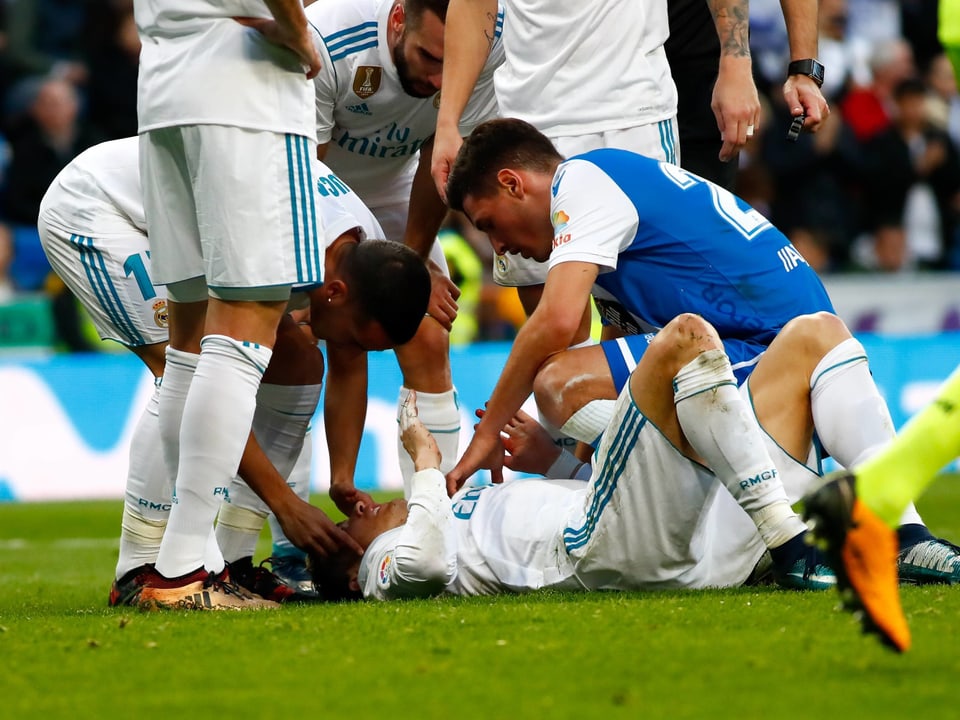 Schär kümmert sich um den am Boden liegenden Ronaldo.