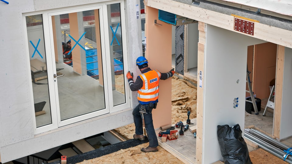 Ein Mann auf einer Baustelle