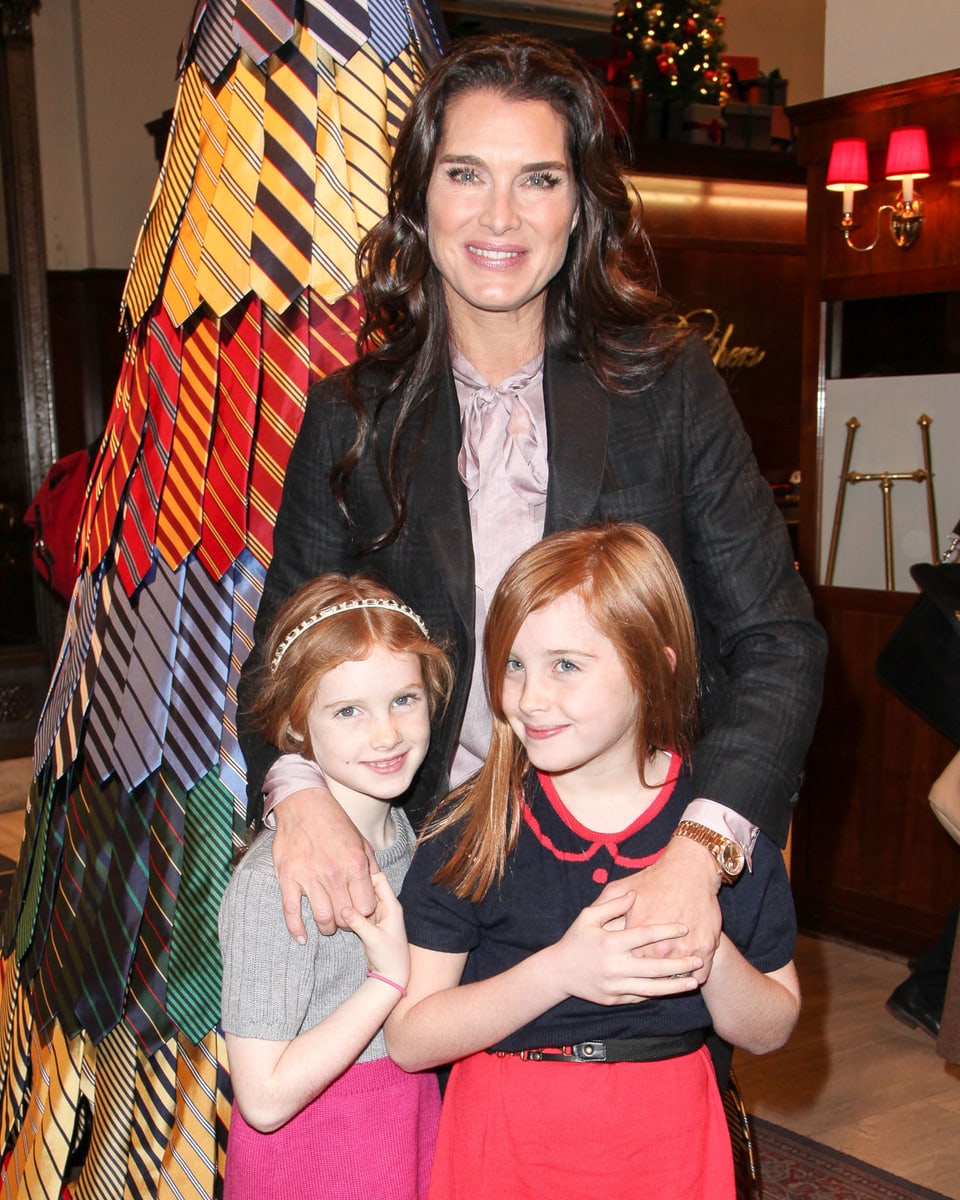 Brooke Shields mit ihren Töchtern auf dem roten Teppich.