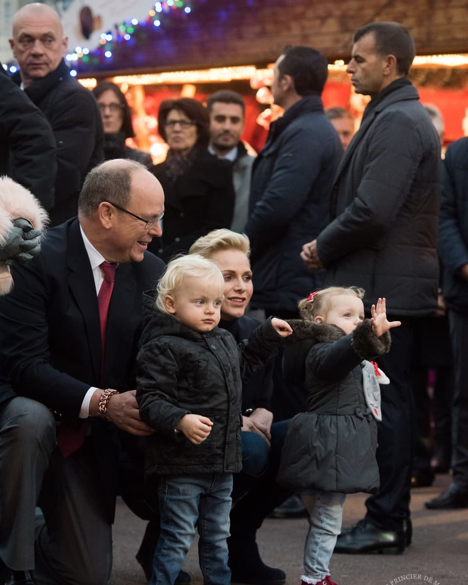 Die monegassische Königsfamilie tummelt sich auf dem Weihnachtsmarkt unter die Leute