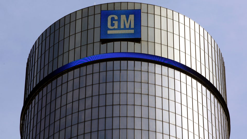 Das Logo von General Motors auf einem Gebäude.