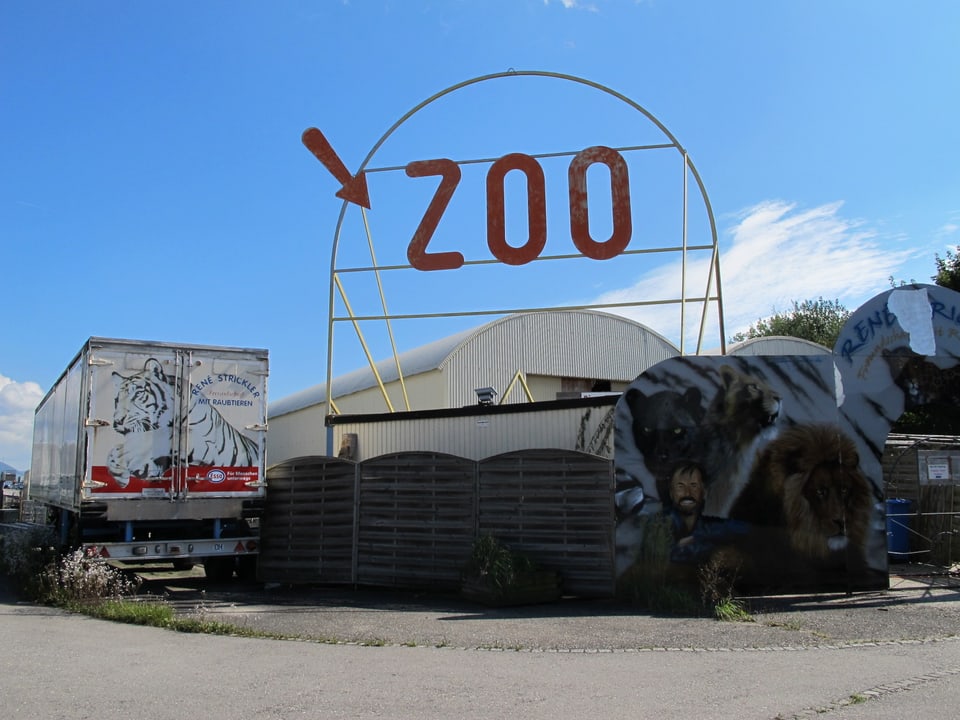 Der alte Raubtierpark mit einem Schild wo Zoo darauf steht