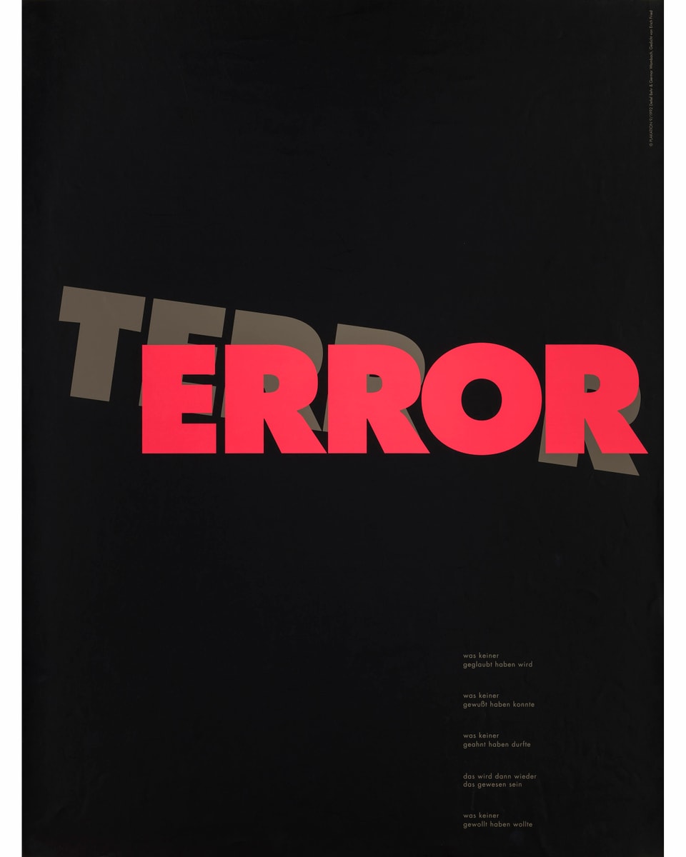 Auf schwarzem Hintergrund dunkelgrau das Wort TERROR, in Rot verschoben davor die Buchstaben ERROR
