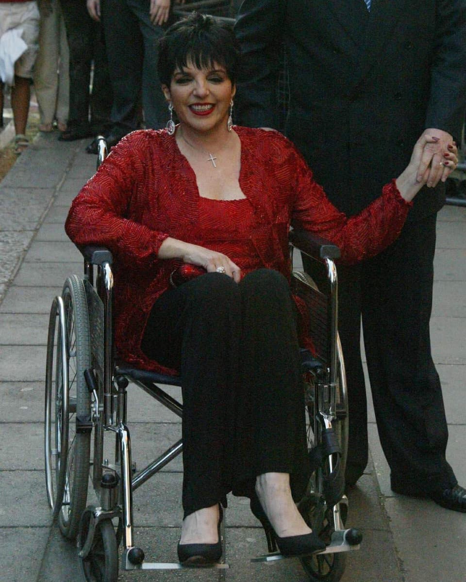 Liza Minnelli im Rollstuhl