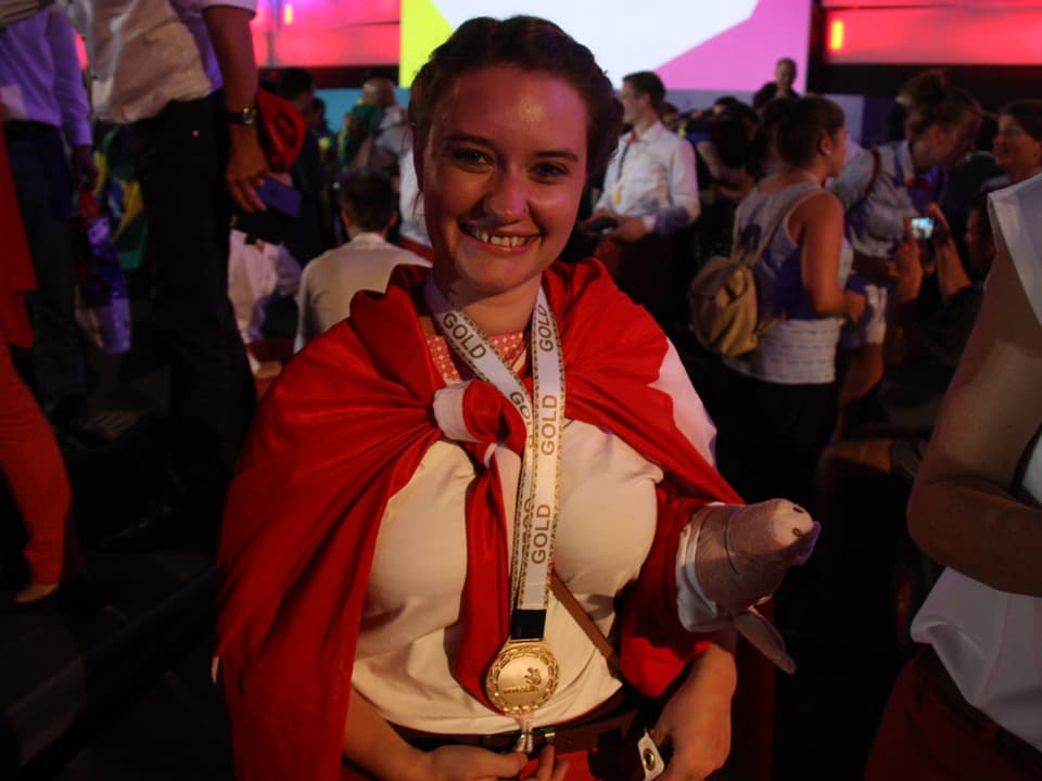 Die 20-Jährige Bündnerin lässt sich und ihre Goldmedaille feiern.