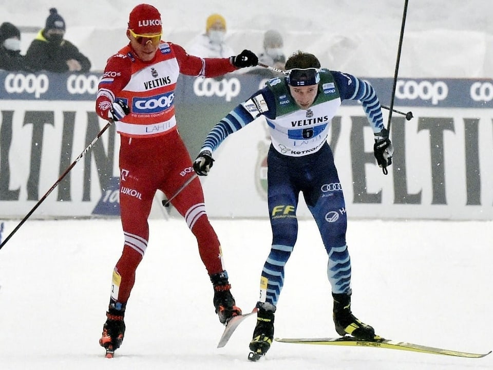 Alexander Bolschunow im umkämpften Schlusssprint gegen seinen finnischen Konkurrenten.