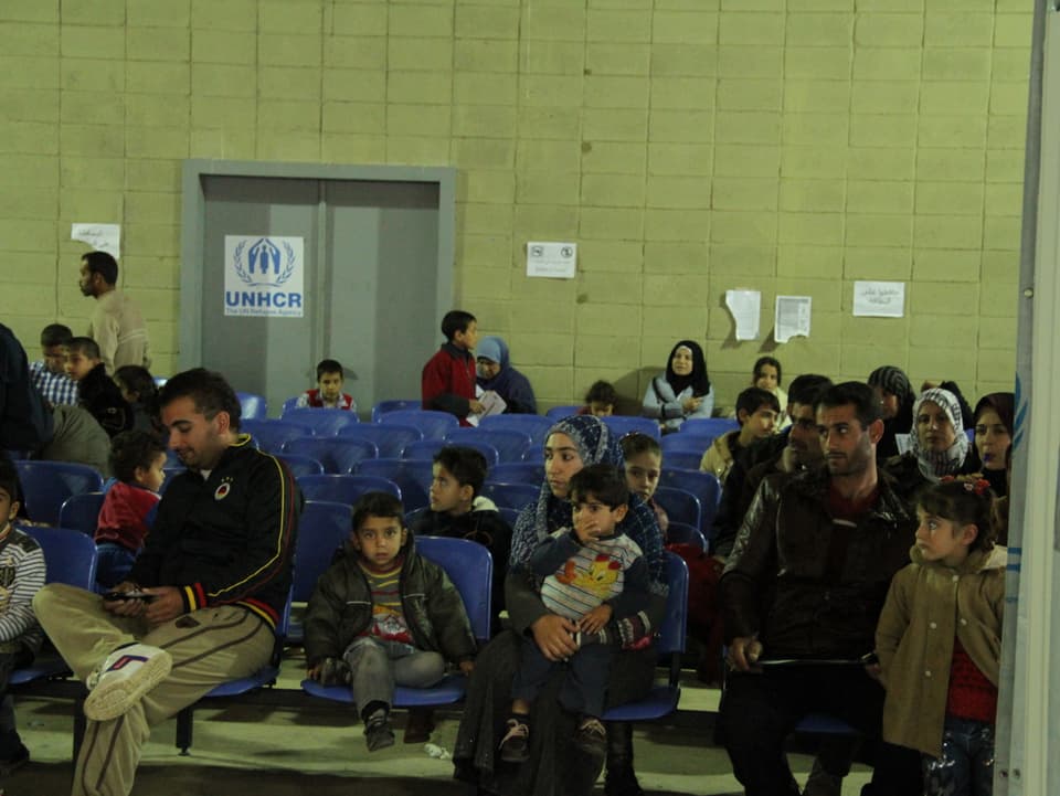  In einer trostlosen Halle warten syrische Flüchtlinge auf ihre Registrierung.