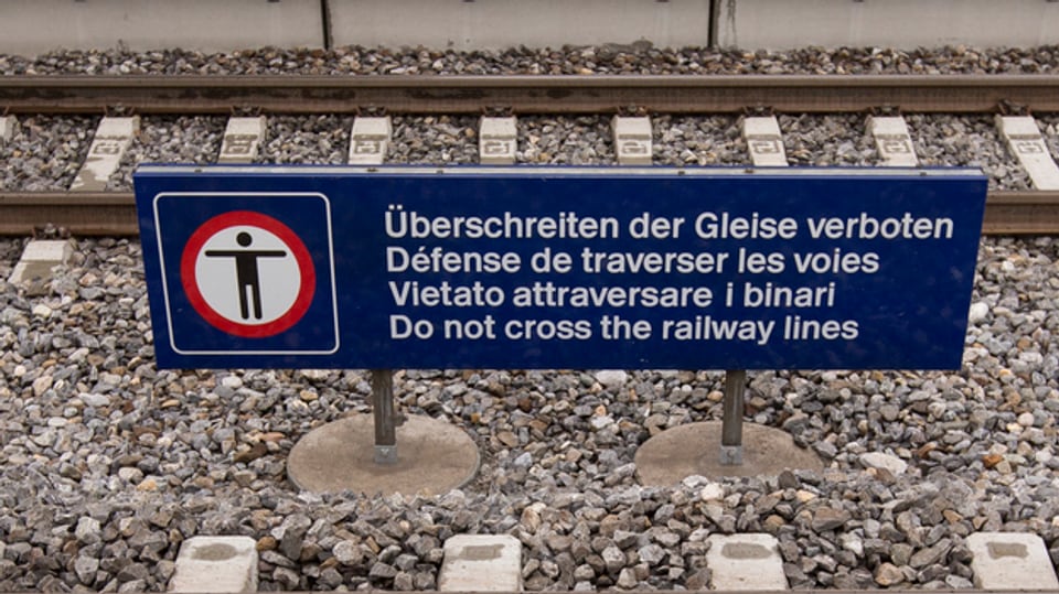 Ein Schild mit der Aufschrift Überschreiten der Gleise verboten
