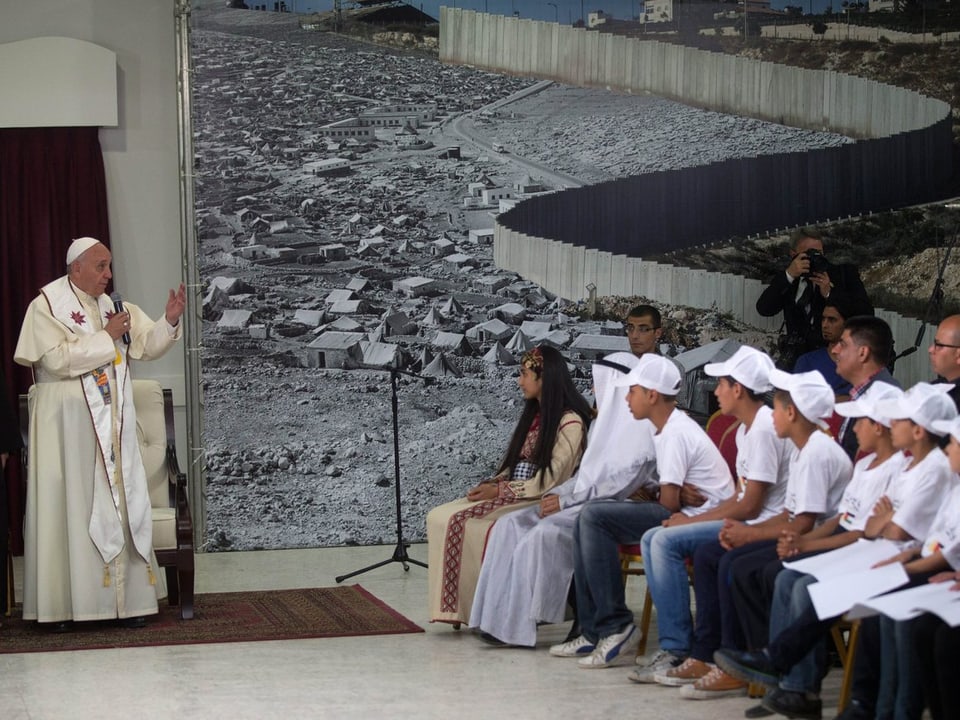 Der Papst spricht vor palästinensischen Flüchtlingskindern