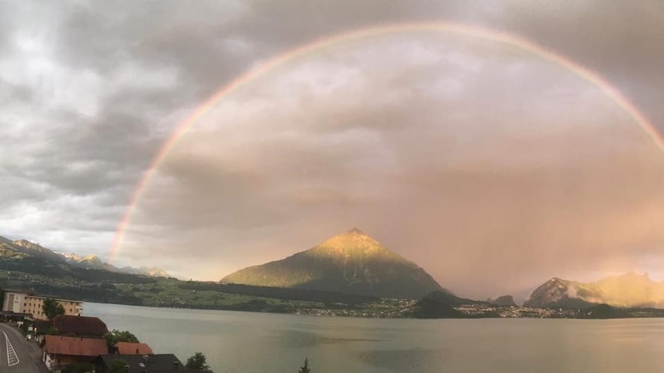 Morgenstimmung am 24.06.21 um 05.57 Uhr in Merligen am Thunersee Richtung Niesen.