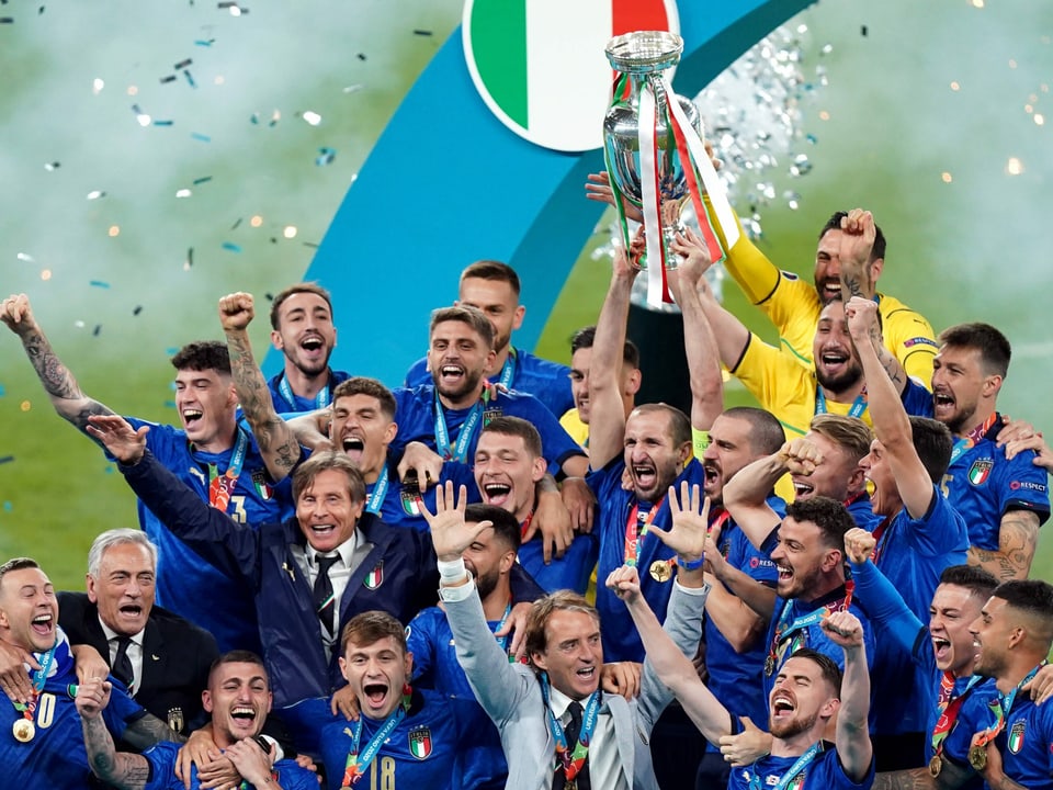 Italiener jubeln mit dem Pokal.