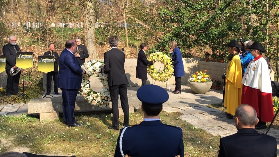 Kranzniederlegung im Gedenken an die Opfer der Bombardierung auf dem Waldfriedhof