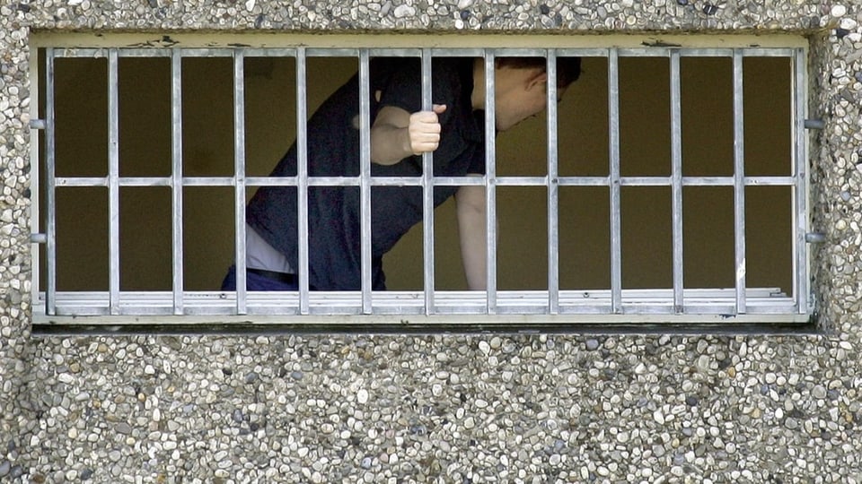 Jugendlicher in Gefängnis