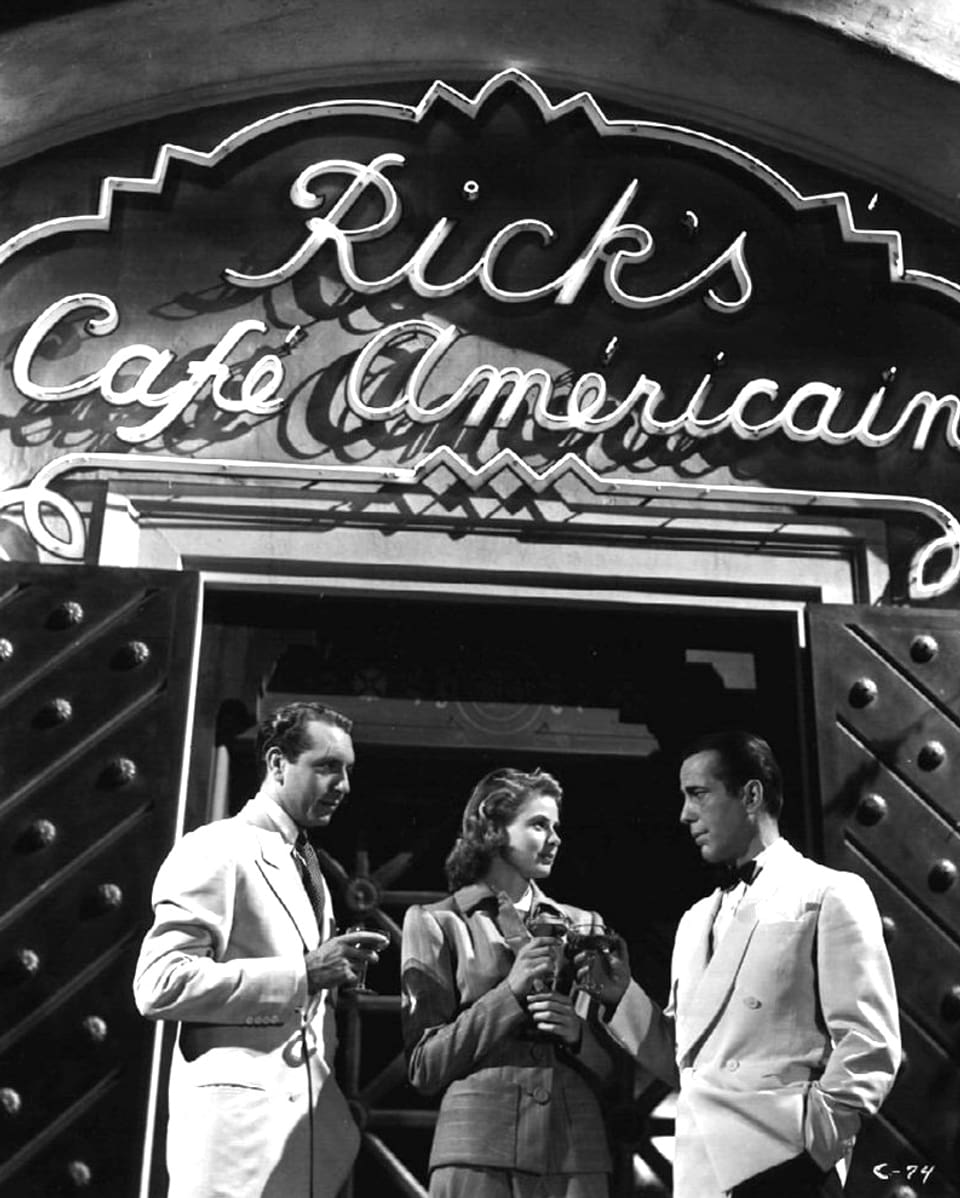 Vor Rick's Café im Film «Casablanca» stehen Humphrey Bogart und Ingrid Bergman.