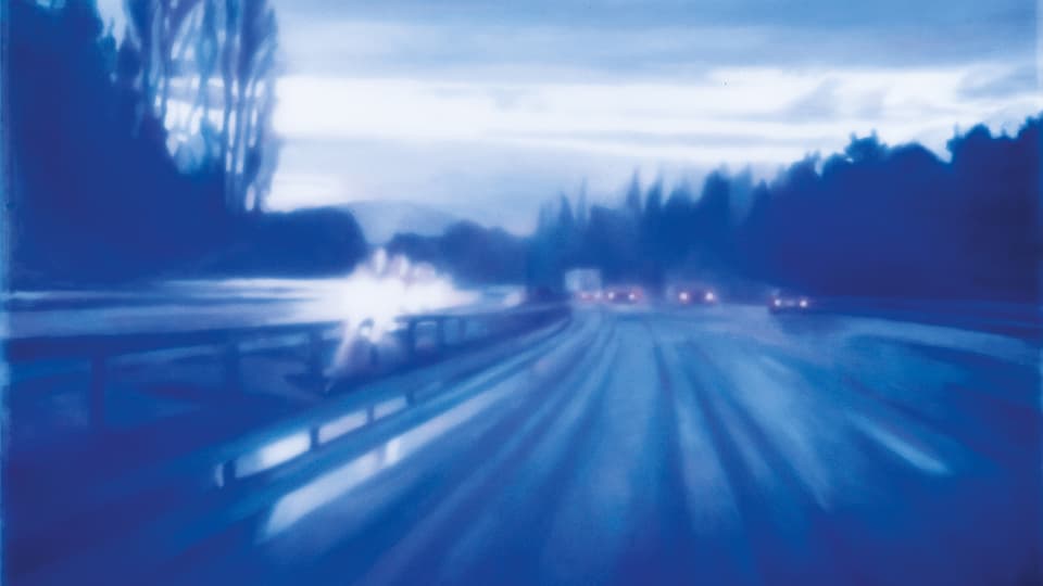 Nebliche Nachtsicht auf eine Autobahn.