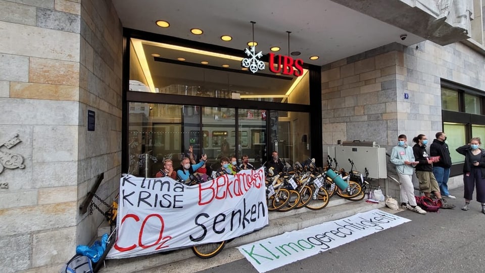 Klimaaktivisten besetzen den Eingang zur UBS