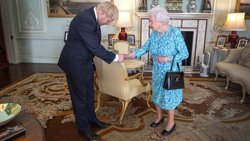 Queen Elizabeth begrüsst den neuen Premier Johnson mit Handschlag. 