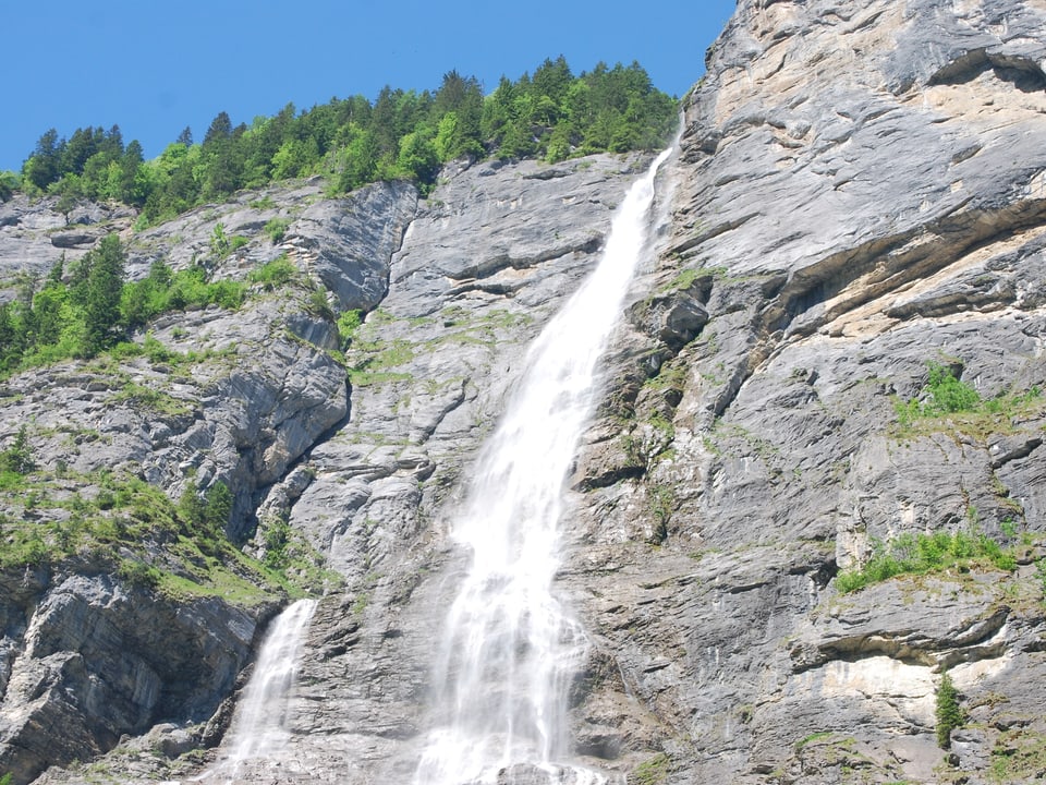 Mürrenbachfall - mit einer Fallhöhe von 417 Metern der höchste Wasserfall der Schweiz. 