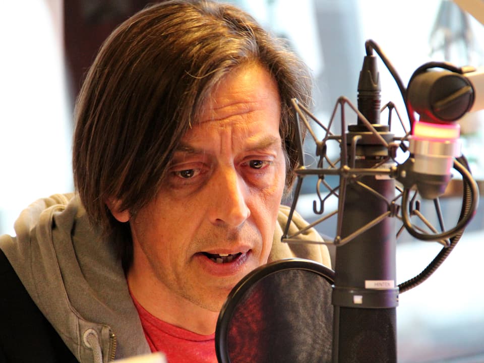 Pedro Lenz am Mikrofon.